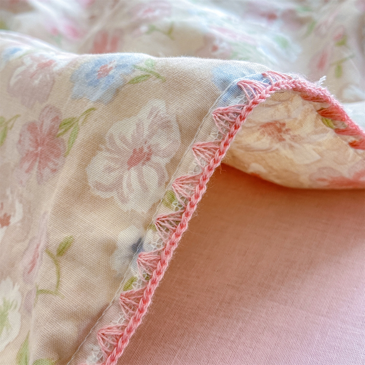 91家纺网 家纺一手货源 找家纺 被窝家纺 2026春夏新款贝壳边全棉双层纱大豆夏凉被空调被夏被四件套 清桃-粉