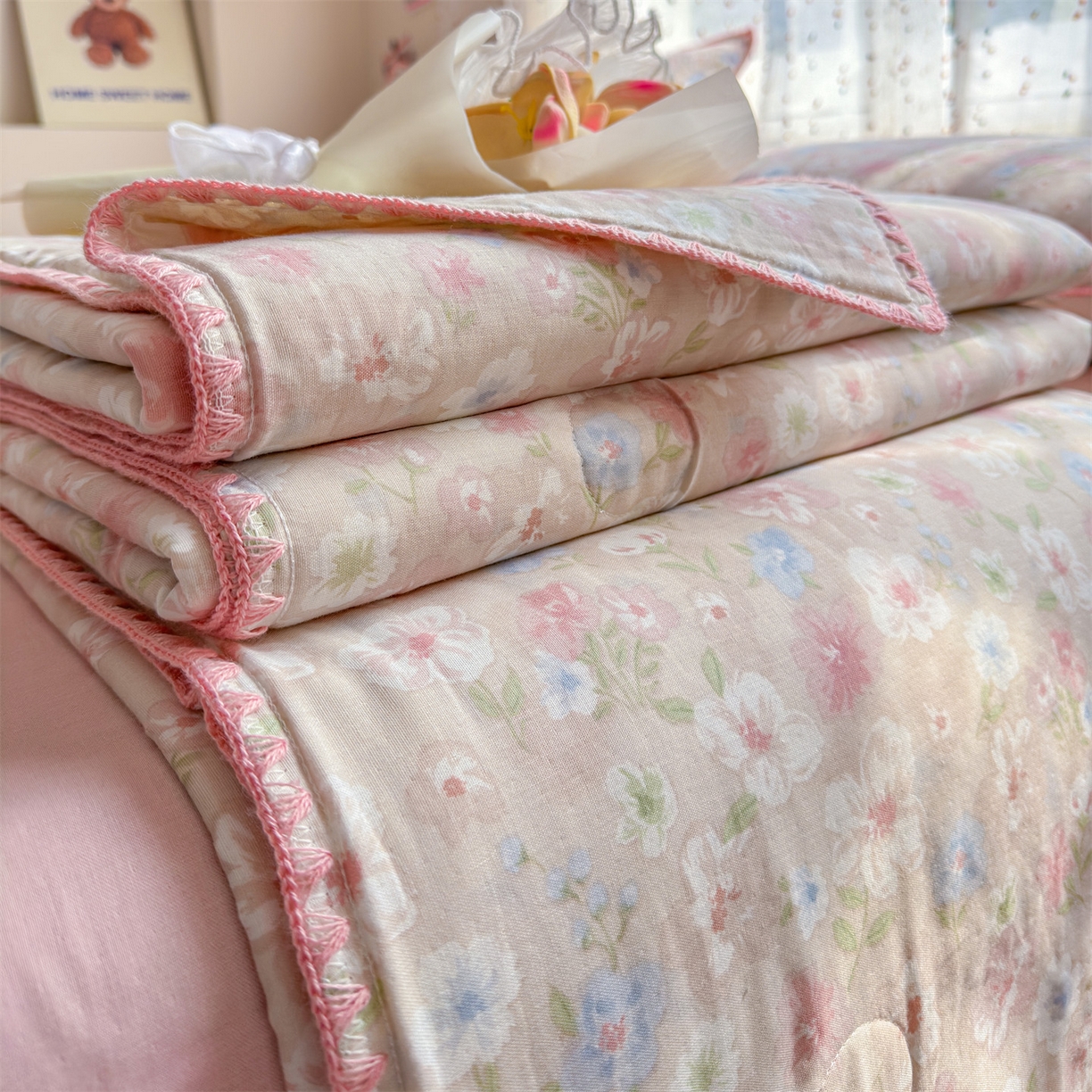 91家纺网 家纺一手货源 找家纺 被窝家纺 2026春夏新款贝壳边全棉双层纱大豆夏凉被空调被夏被四件套 清桃-粉