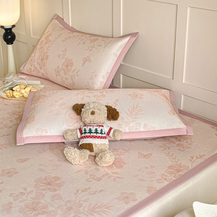 91家纺网 家纺一手货源 找家纺 柒月家居 2026新款小清新印花冰藤系列凉席席子-平铺款 花间-粉