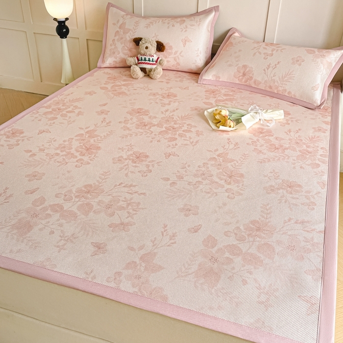 91家纺网 家纺一手货源 找家纺 柒月家居 2026新款小清新印花冰藤系列凉席席子-平铺款 花间-粉