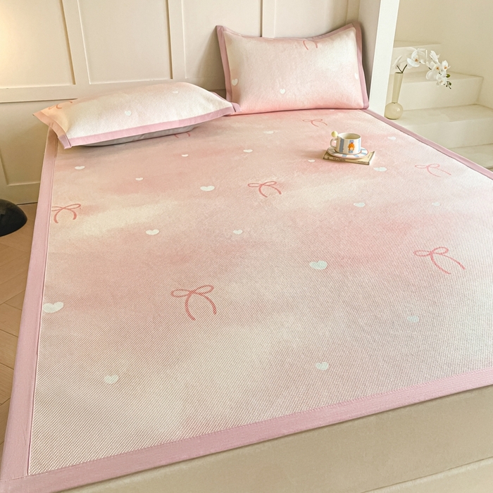 91家纺网 家纺一手货源 找家纺 柒月家居 2026新款小清新印花冰藤系列凉席席子-平铺款 爱心蝴蝶结