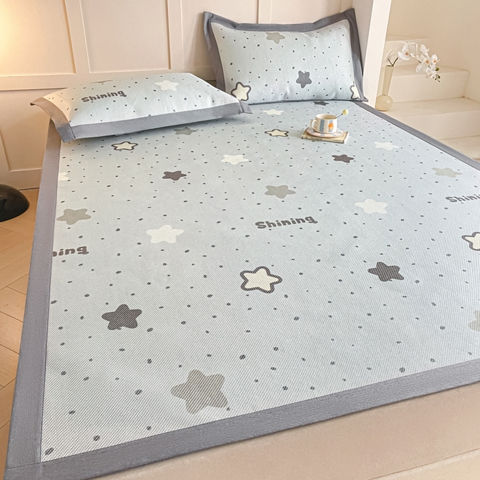 91家纺网 家纺一手货源 找家纺 柒月家居 2026新款小清新印花冰藤系列凉席席子-平铺款 夜空