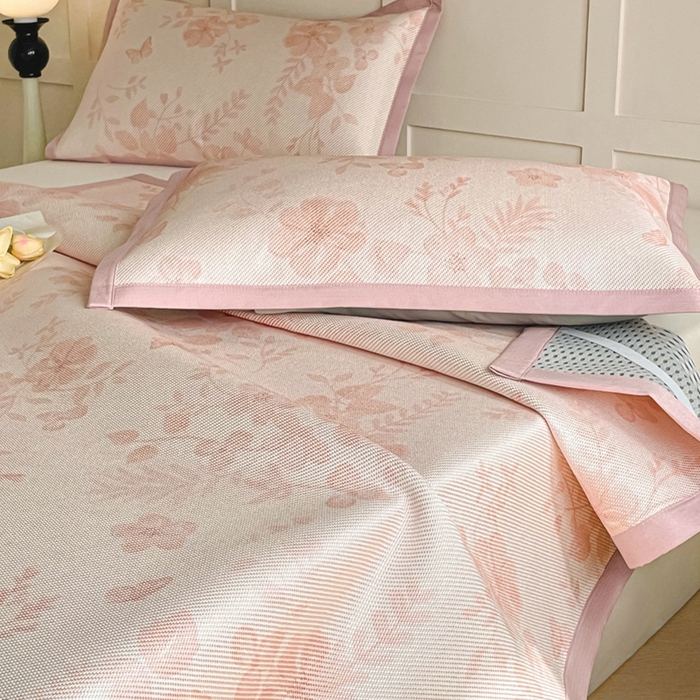 91家纺网 家纺一手货源 找家纺 柒月家居 2026新款小清新印花冰藤系列凉席席子-平铺款 花间-粉