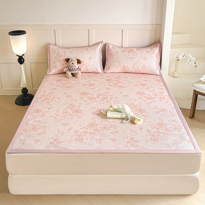 91家纺网 家纺一手货源 找家纺 柒月家居 2026新款小清新印花冰藤系列凉席席子-平铺款 花间-粉