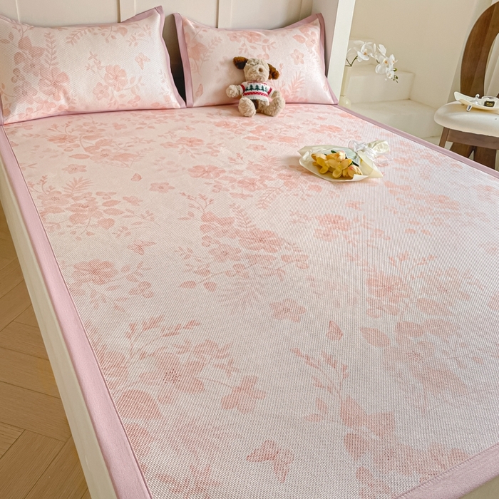 91家纺网 家纺一手货源 找家纺 柒月家居 2026新款小清新印花冰藤系列凉席席子-平铺款 花间-粉