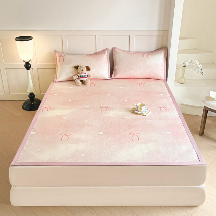 91家纺网 家纺一手货源 找家纺 柒月家居 2026新款小清新印花冰藤系列凉席席子-平铺款 爱心蝴蝶结