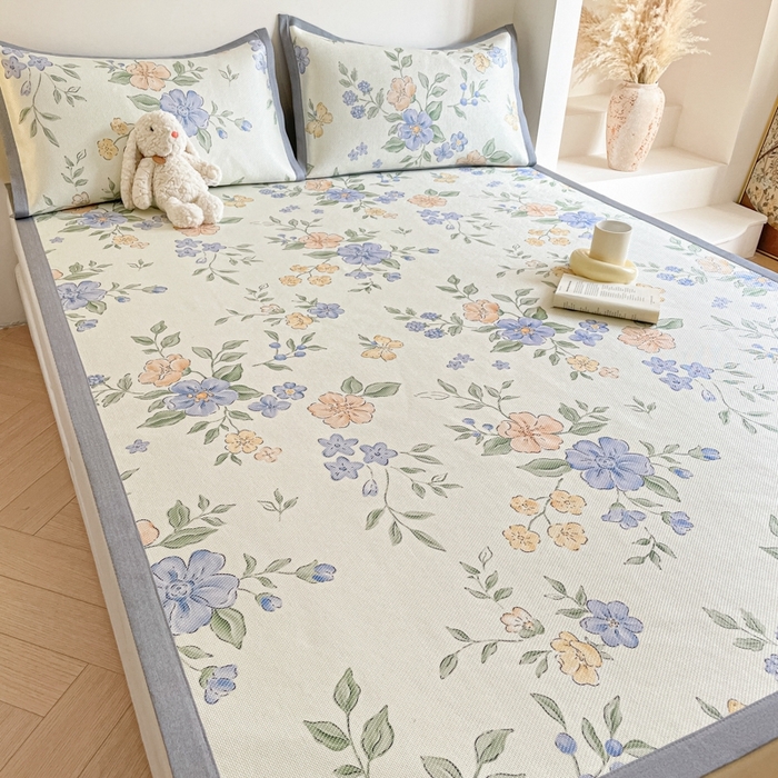 91家纺网 家纺一手货源 找家纺 柒月家居 2026新款小清新印花冰藤系列凉席席子-平铺款 蓝橘之夏