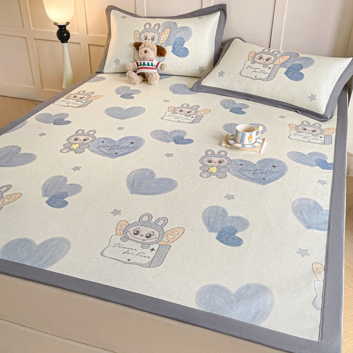 91家纺网 家纺一手货源 找家纺 柒月家居 2026新款小清新印花冰藤系列凉席席子-平铺款 爱心布布