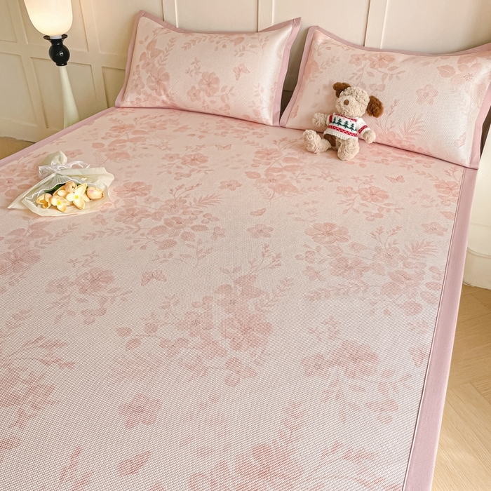 91家纺网 家纺一手货源 找家纺 柒月家居 2026新款小清新印花冰藤系列凉席席子-平铺款 花间-粉