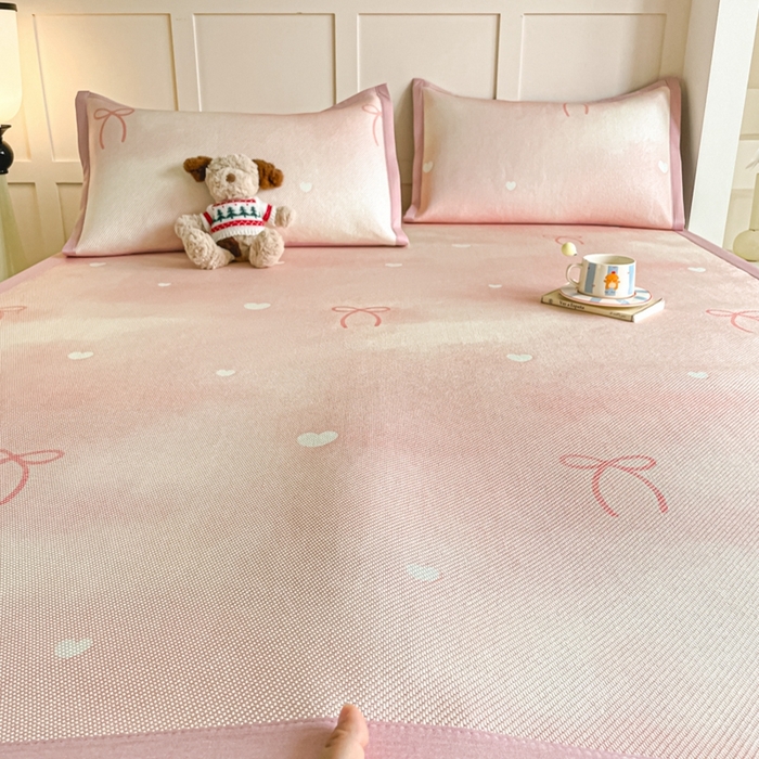 91家纺网 家纺一手货源 找家纺 柒月家居 2026新款小清新印花冰藤系列凉席席子-平铺款 爱心蝴蝶结