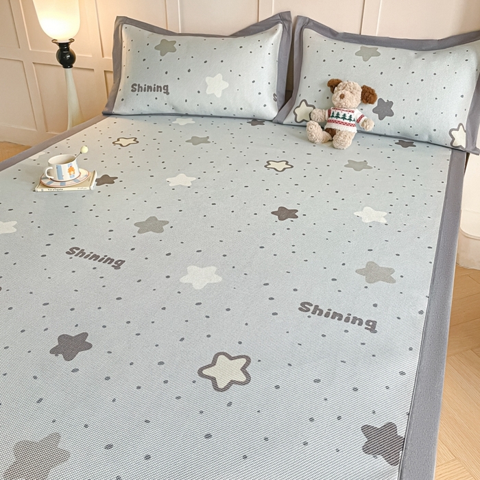 91家纺网 家纺一手货源 找家纺 柒月家居 2026新款小清新印花冰藤系列凉席席子-平铺款 夜空