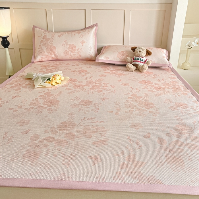 91家纺网 家纺一手货源 找家纺 柒月家居 2026新款小清新印花冰藤系列凉席席子-平铺款 花间-粉