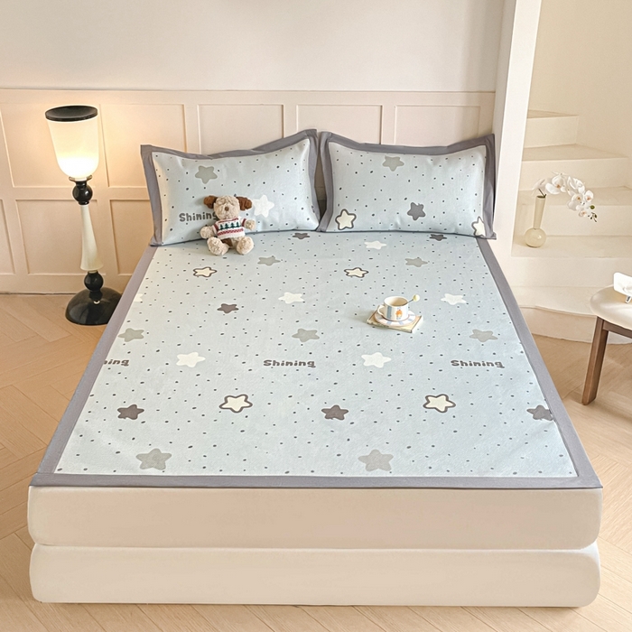 91家纺网 家纺一手货源 找家纺 柒月家居 2026新款小清新印花冰藤系列凉席席子-平铺款 夜空