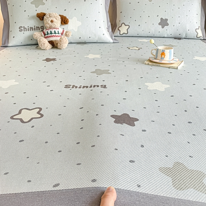 91家纺网 家纺一手货源 找家纺 柒月家居 2026新款小清新印花冰藤系列凉席席子-平铺款 夜空