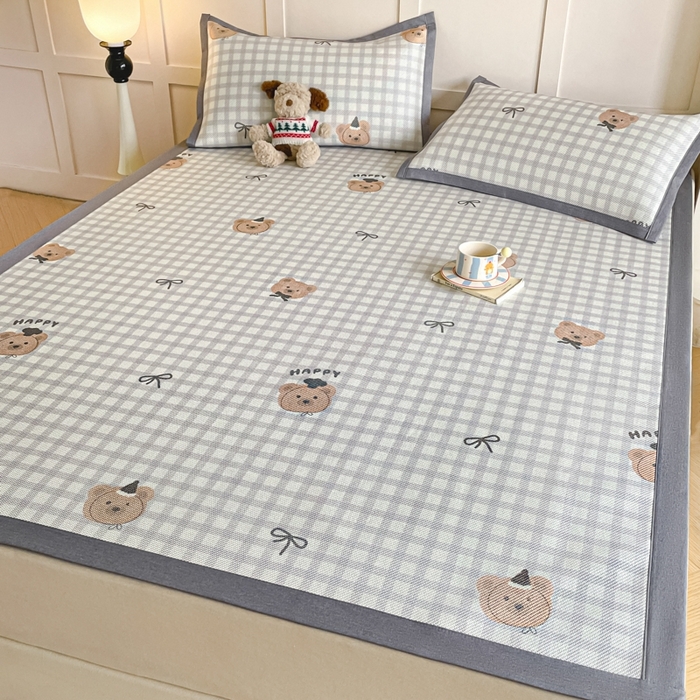 91家纺网 家纺一手货源 找家纺 柒月家居 2026新款小清新印花冰藤系列凉席席子-平铺款 格格熊