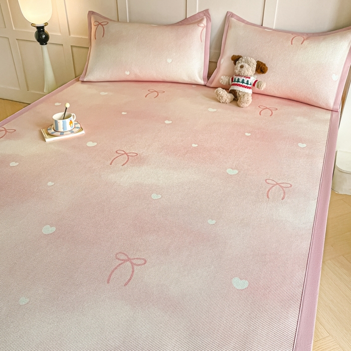 91家纺网 家纺一手货源 找家纺 柒月家居 2026新款小清新印花冰藤系列凉席席子-平铺款 爱心蝴蝶结