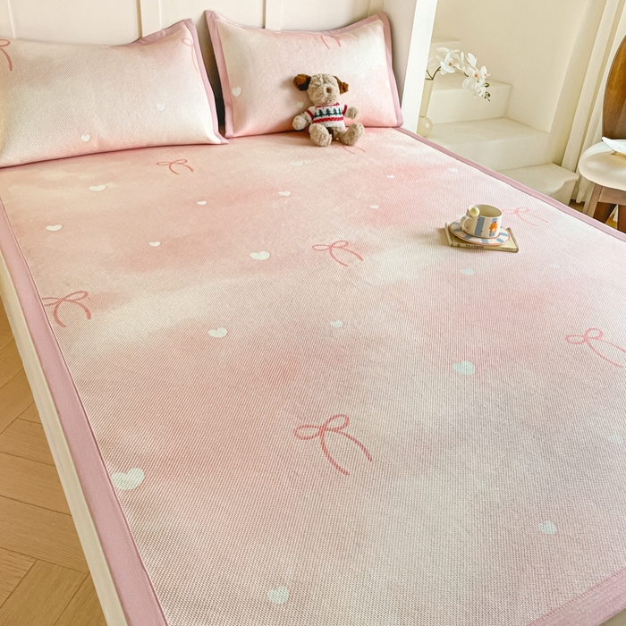 91家纺网 家纺一手货源 找家纺 柒月家居 2026新款小清新印花冰藤系列凉席席子-平铺款 爱心蝴蝶结