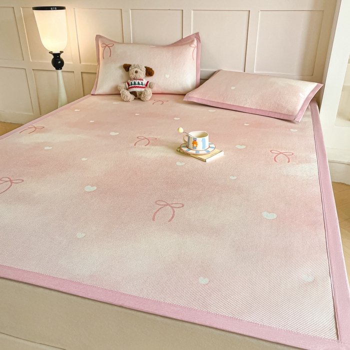 91家纺网 家纺一手货源 找家纺 柒月家居 2026新款小清新印花冰藤系列凉席席子-平铺款 爱心蝴蝶结