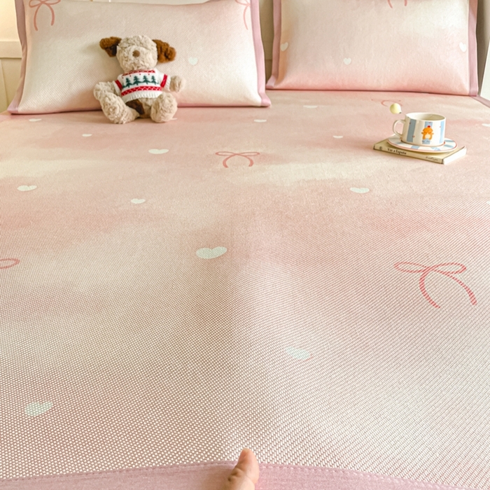 91家纺网 家纺一手货源 找家纺 柒月家居 2026新款小清新印花冰藤系列凉席席子-平铺款 爱心蝴蝶结