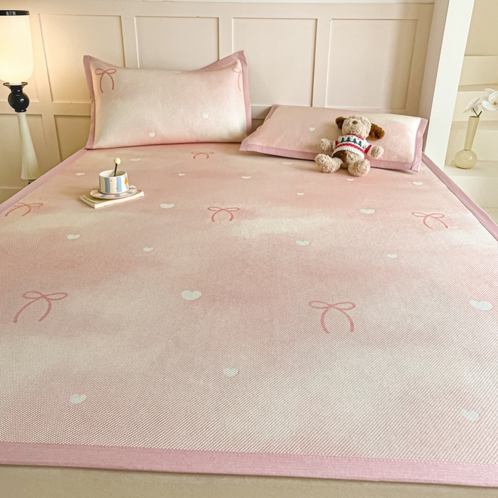 91家纺网 家纺一手货源 找家纺 柒月家居 2026新款小清新印花冰藤系列凉席席子-平铺款 爱心蝴蝶结