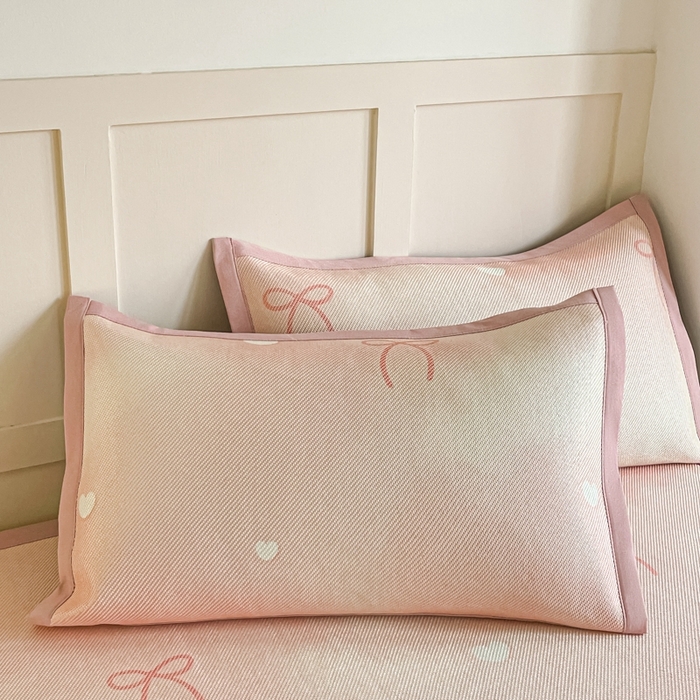 91家纺网 家纺一手货源 找家纺 柒月家居 2026新款小清新印花冰藤系列凉席席子-平铺款 爱心蝴蝶结