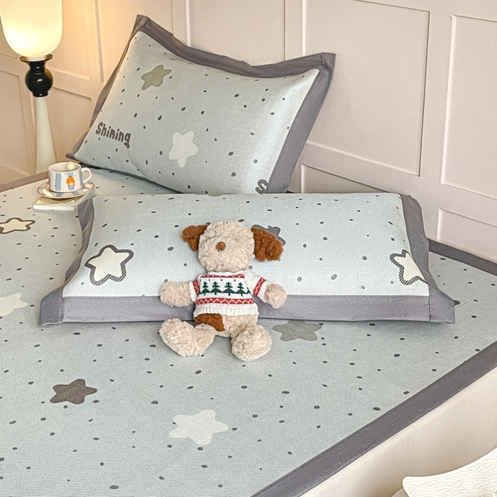 91家纺网 家纺一手货源 找家纺 柒月家居 2026新款小清新印花冰藤系列凉席席子-平铺款 夜空