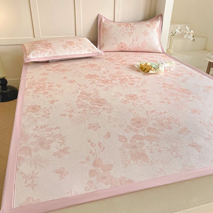 91家纺网 家纺一手货源 找家纺 柒月家居 2026新款小清新印花冰藤系列凉席席子-平铺款 花间-粉