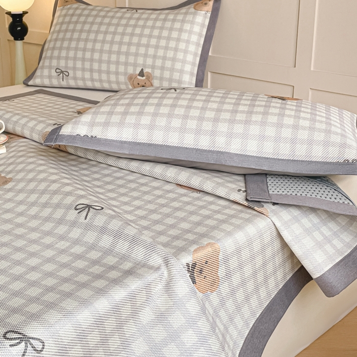 91家纺网 家纺一手货源 找家纺 柒月家居 2026新款小清新印花冰藤系列凉席席子-平铺款 格格熊