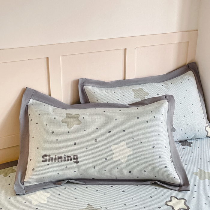 91家纺网 家纺一手货源 找家纺 柒月家居 2026新款小清新印花冰藤系列凉席席子-平铺款 夜空