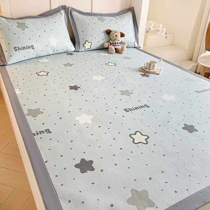 91家纺网 家纺一手货源 找家纺 柒月家居 2026新款小清新印花冰藤系列凉席席子-平铺款 夜空