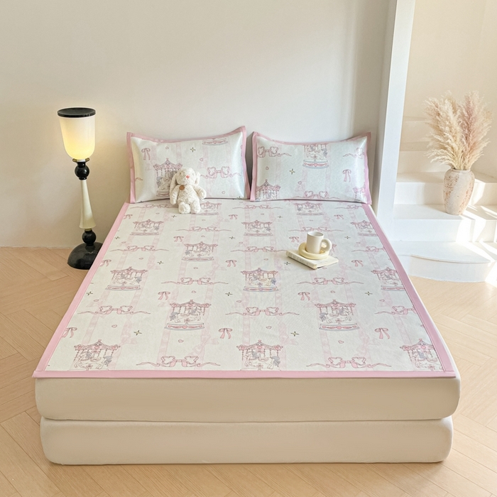 91家纺网 家纺一手货源 找家纺 柒月家居 2026新款小清新印花冰藤系列凉席席子-平铺款 粉梦木马