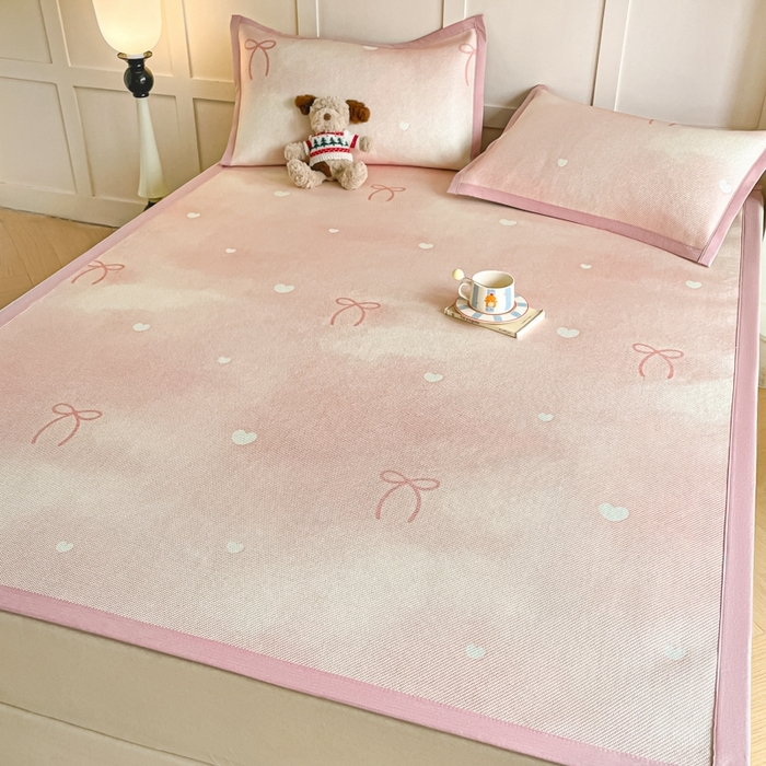 91家纺网 家纺一手货源 找家纺 柒月家居 2026新款小清新印花冰藤系列凉席席子-平铺款 爱心蝴蝶结