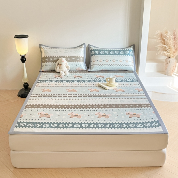 91家纺网 家纺一手货源 找家纺 柒月家居 2026新款小清新印花冰藤系列凉席席子-平铺款 小马织梦