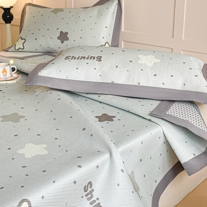 91家纺网 家纺一手货源 找家纺 柒月家居 2026新款小清新印花冰藤系列凉席席子-平铺款 夜空