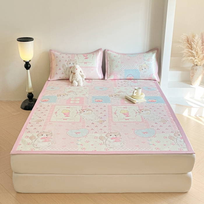 91家纺网 家纺一手货源 找家纺 柒月家居 2026新款小清新印花冰藤系列凉席席子-平铺款 甜心喵语