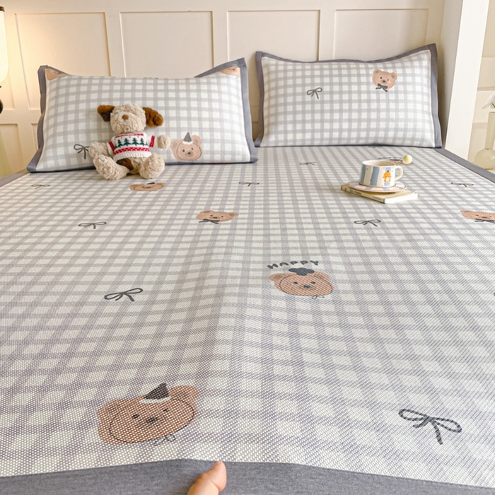 91家纺网 家纺一手货源 找家纺 柒月家居 2026新款小清新印花冰藤系列凉席席子-平铺款 格格熊