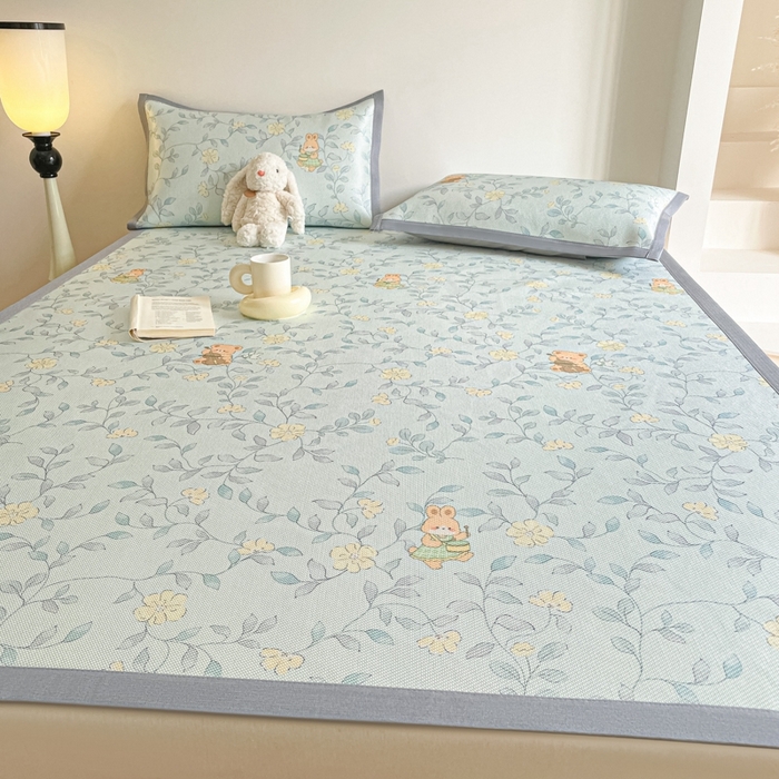 91家纺网 家纺一手货源 找家纺 柒月家居 2026新款小清新印花冰藤系列凉席席子-平铺款 叶子萌宠