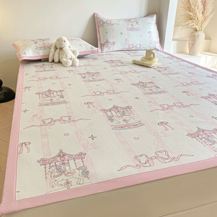 91家纺网 家纺一手货源 找家纺 柒月家居 2026新款小清新印花冰藤系列凉席席子-平铺款 粉梦木马