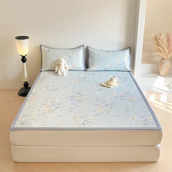 91家纺网 家纺一手货源 找家纺 柒月家居 2026新款小清新印花冰藤系列凉席席子-平铺款 蓝雾花影