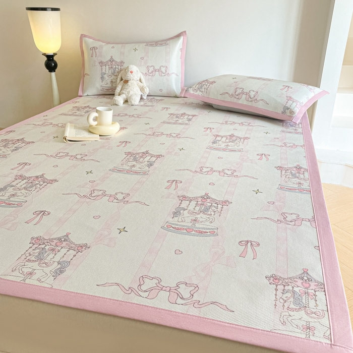 91家纺网 家纺一手货源 找家纺 柒月家居 2026新款小清新印花冰藤系列凉席席子-平铺款 粉梦木马