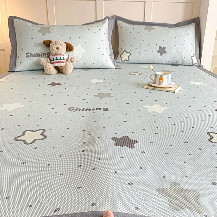 91家纺网 家纺一手货源 找家纺 柒月家居 2026新款小清新印花冰藤系列凉席席子-平铺款 夜空