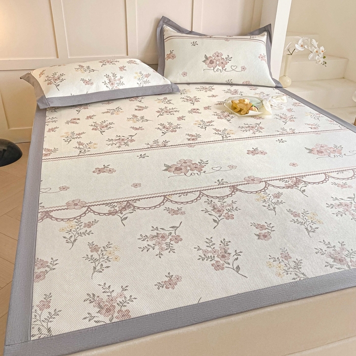 91家纺网 家纺一手货源 找家纺 柒月家居 2026新款小清新印花冰藤系列凉席席子-平铺款 花蔓