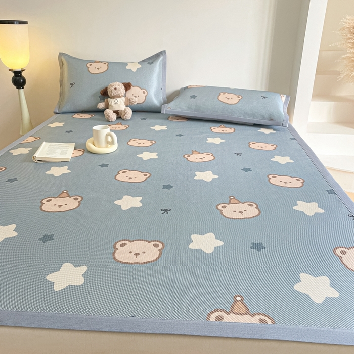 91家纺网 家纺一手货源 找家纺 柒月家居 2026新款小清新印花冰藤系列凉席席子-平铺款 星梦小熊