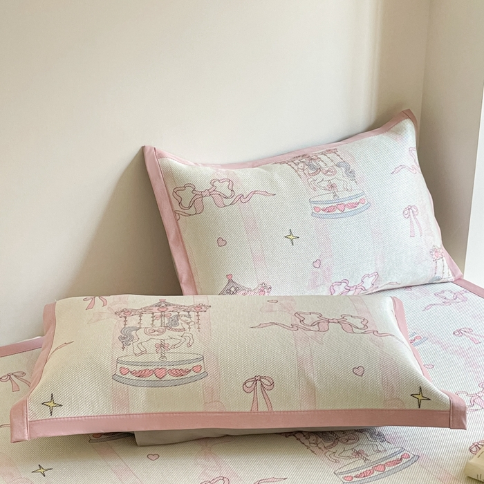 91家纺网 家纺一手货源 找家纺 柒月家居 2026新款小清新印花冰藤系列凉席席子-平铺款 粉梦木马