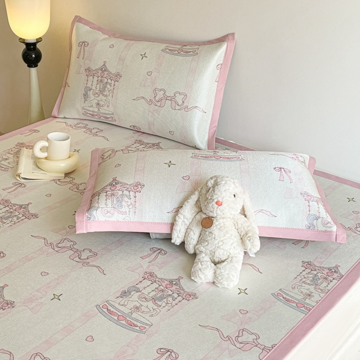 91家纺网 家纺一手货源 找家纺 柒月家居 2026新款小清新印花冰藤系列凉席席子-平铺款 粉梦木马