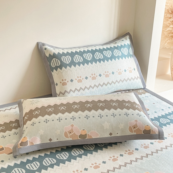 91家纺网 家纺一手货源 找家纺 柒月家居 2026新款小清新印花冰藤系列凉席席子-平铺款 小马织梦