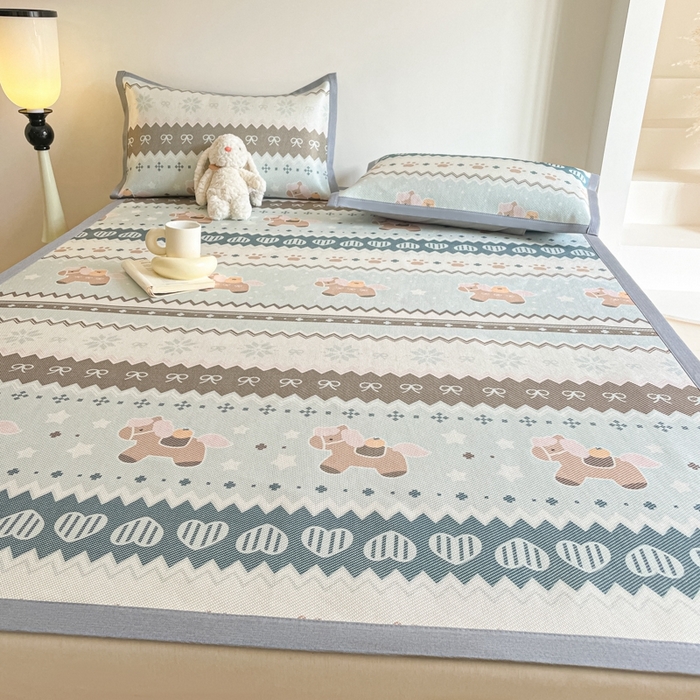 91家纺网 家纺一手货源 找家纺 柒月家居 2026新款小清新印花冰藤系列凉席席子-平铺款 小马织梦