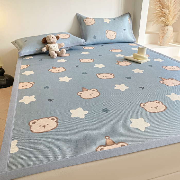 91家纺网 家纺一手货源 找家纺 柒月家居 2026新款小清新印花冰藤系列凉席席子-平铺款 星梦小熊