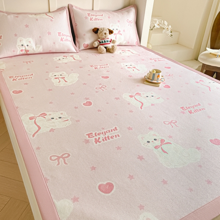 91家纺网 家纺一手货源 找家纺 柒月家居 2026新款小清新印花冰藤系列凉席席子-平铺款 猫猫日记