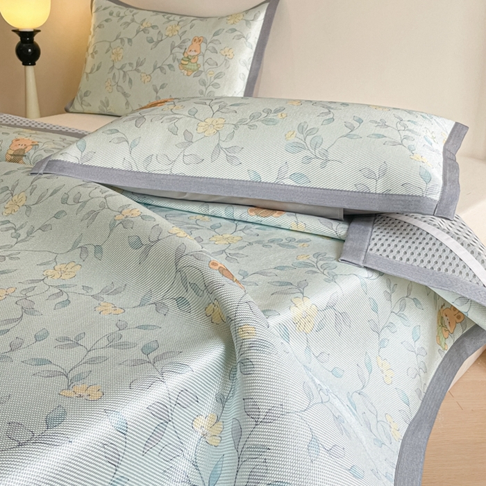 91家纺网 家纺一手货源 找家纺 柒月家居 2026新款小清新印花冰藤系列凉席席子-平铺款 叶子萌宠